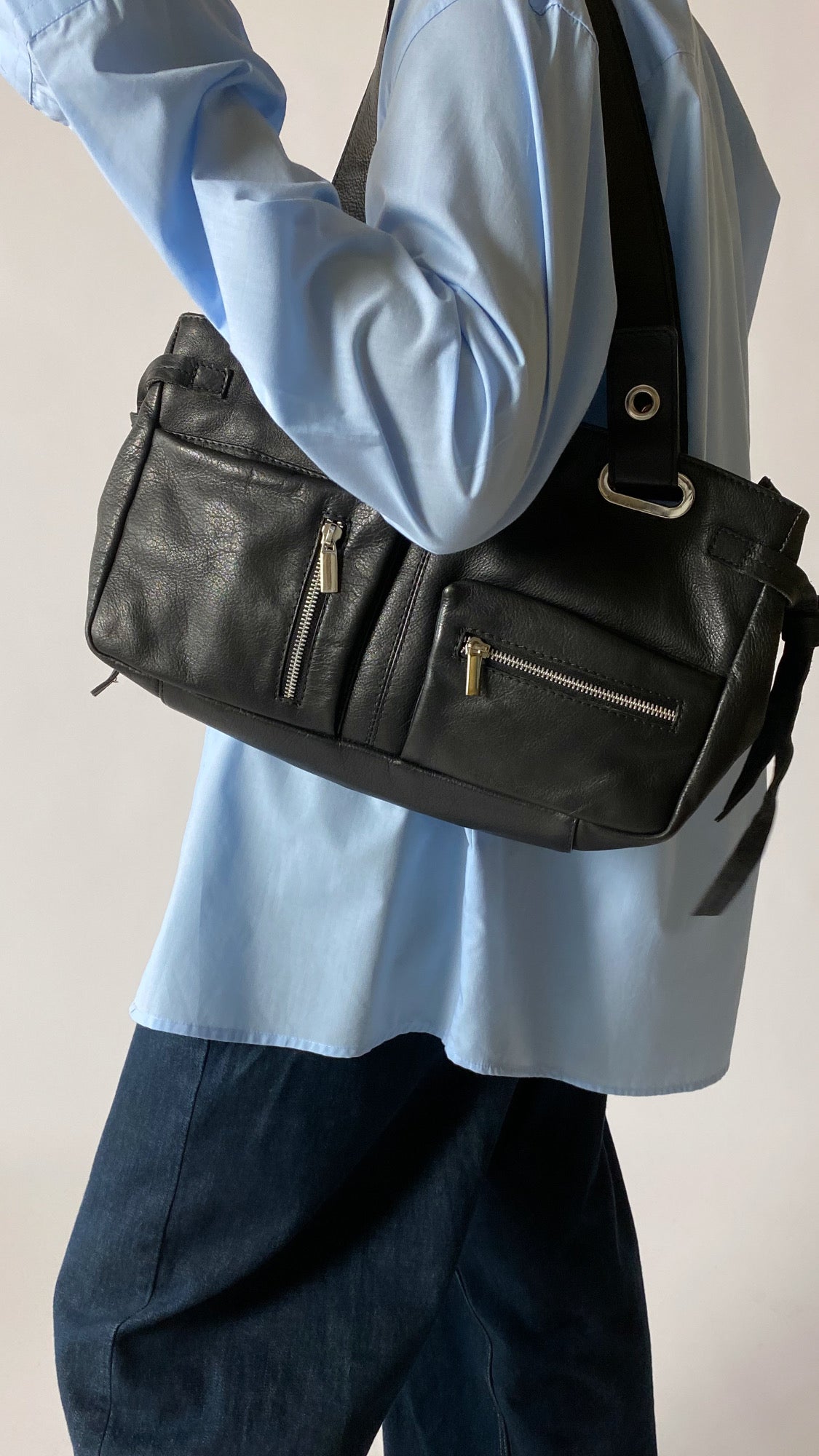 Leather shoulder bag black