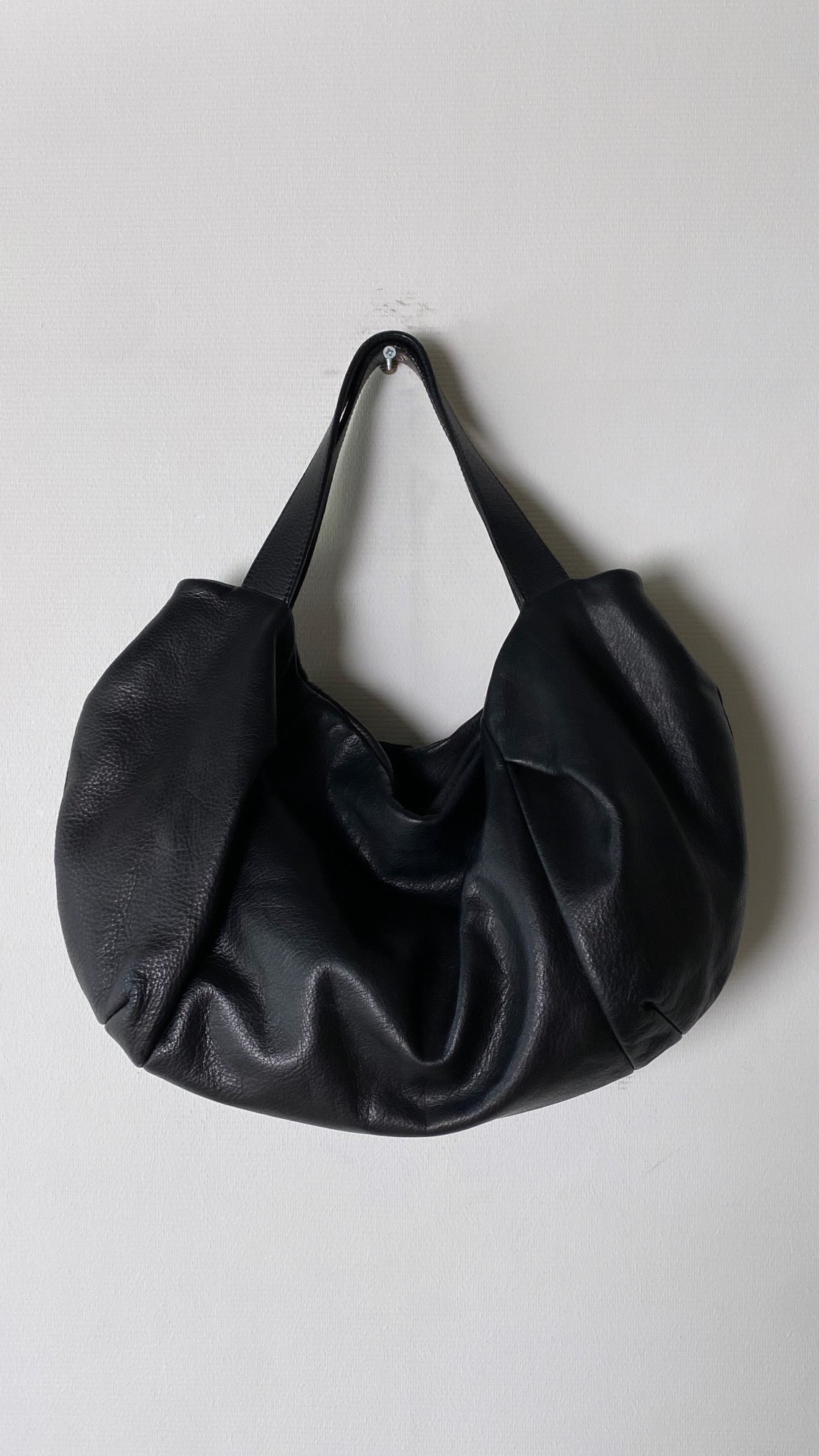 Leather shoulder bag black