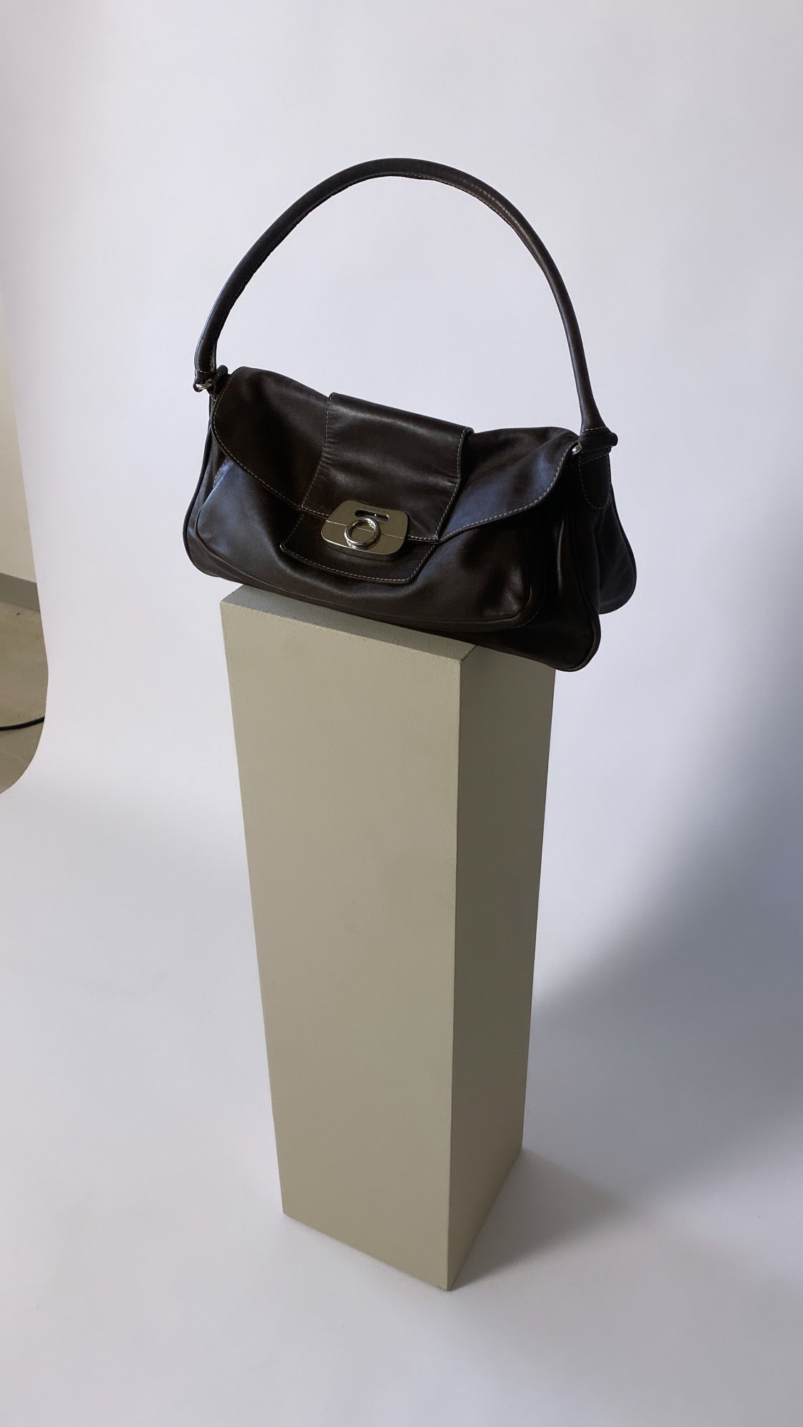 Leather shoulder bag dark brown