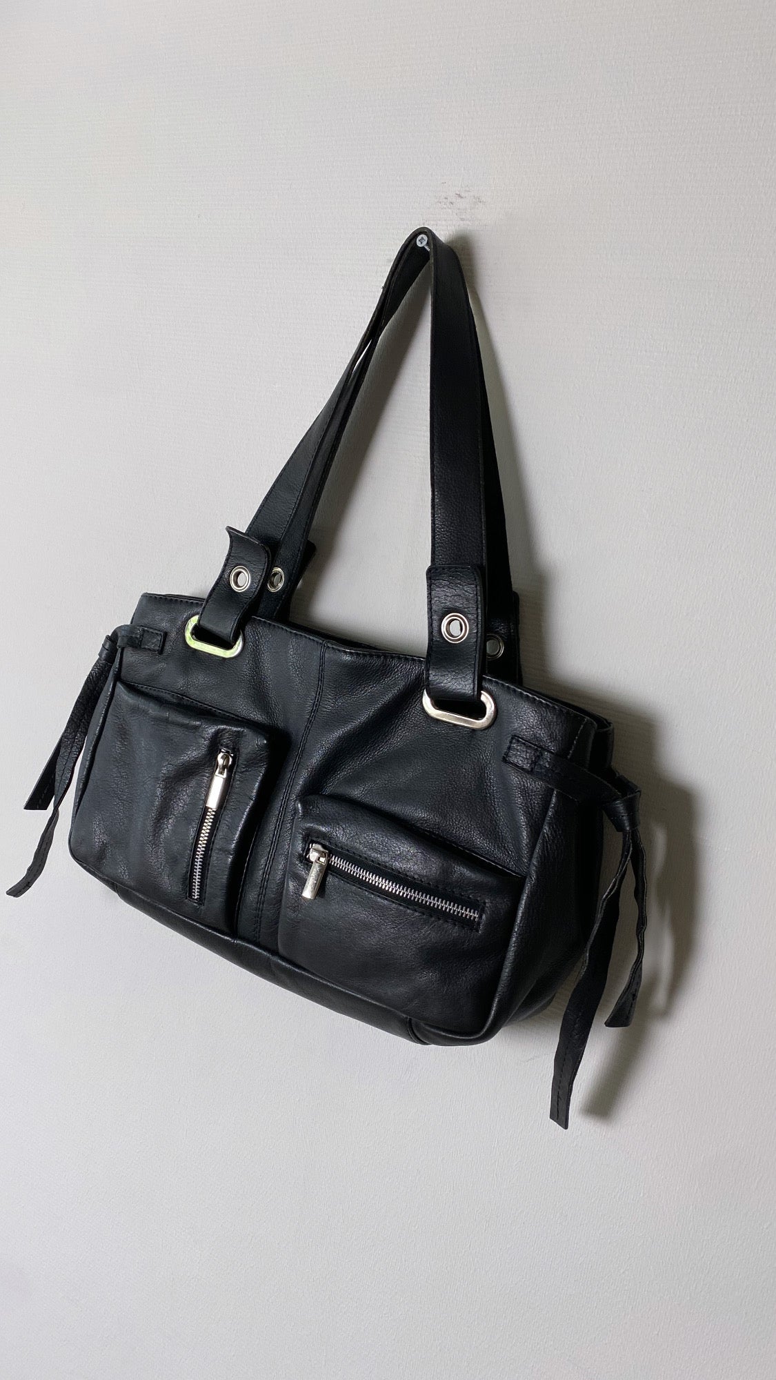 Leather shoulder bag black