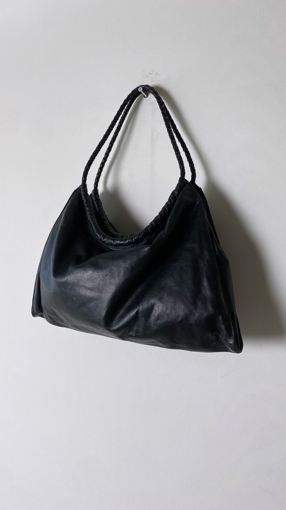 Leather shoulder bag black