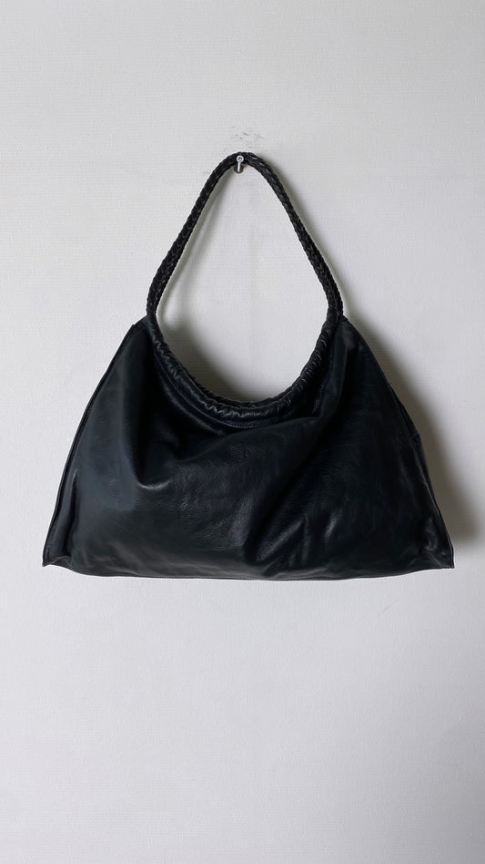 Leather shoulder bag black