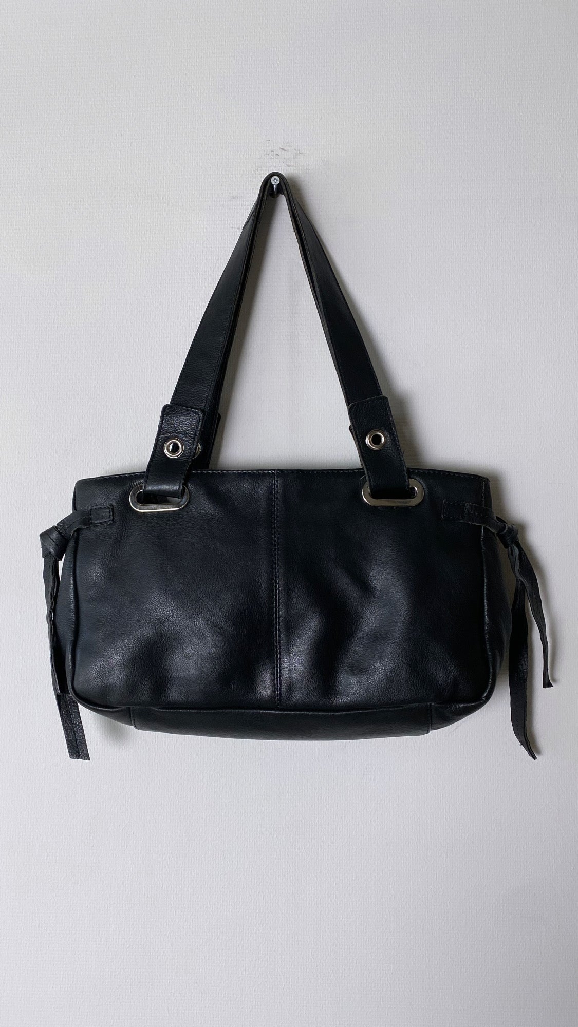 Leather shoulder bag black