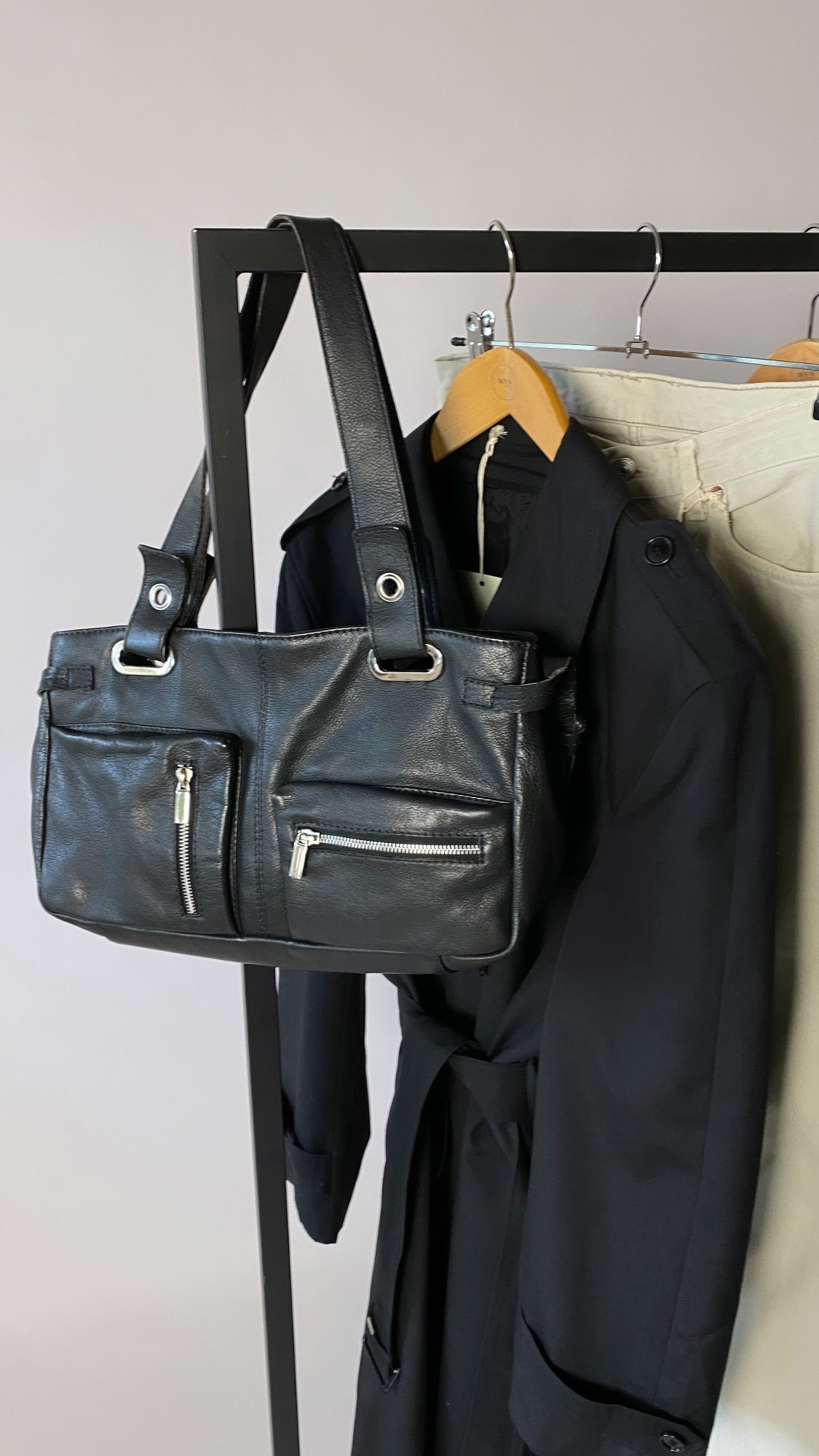 Leather shoulder bag black