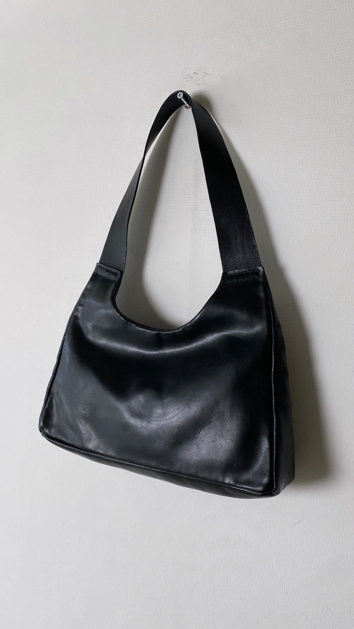 Minimalist leather shoulder bag black