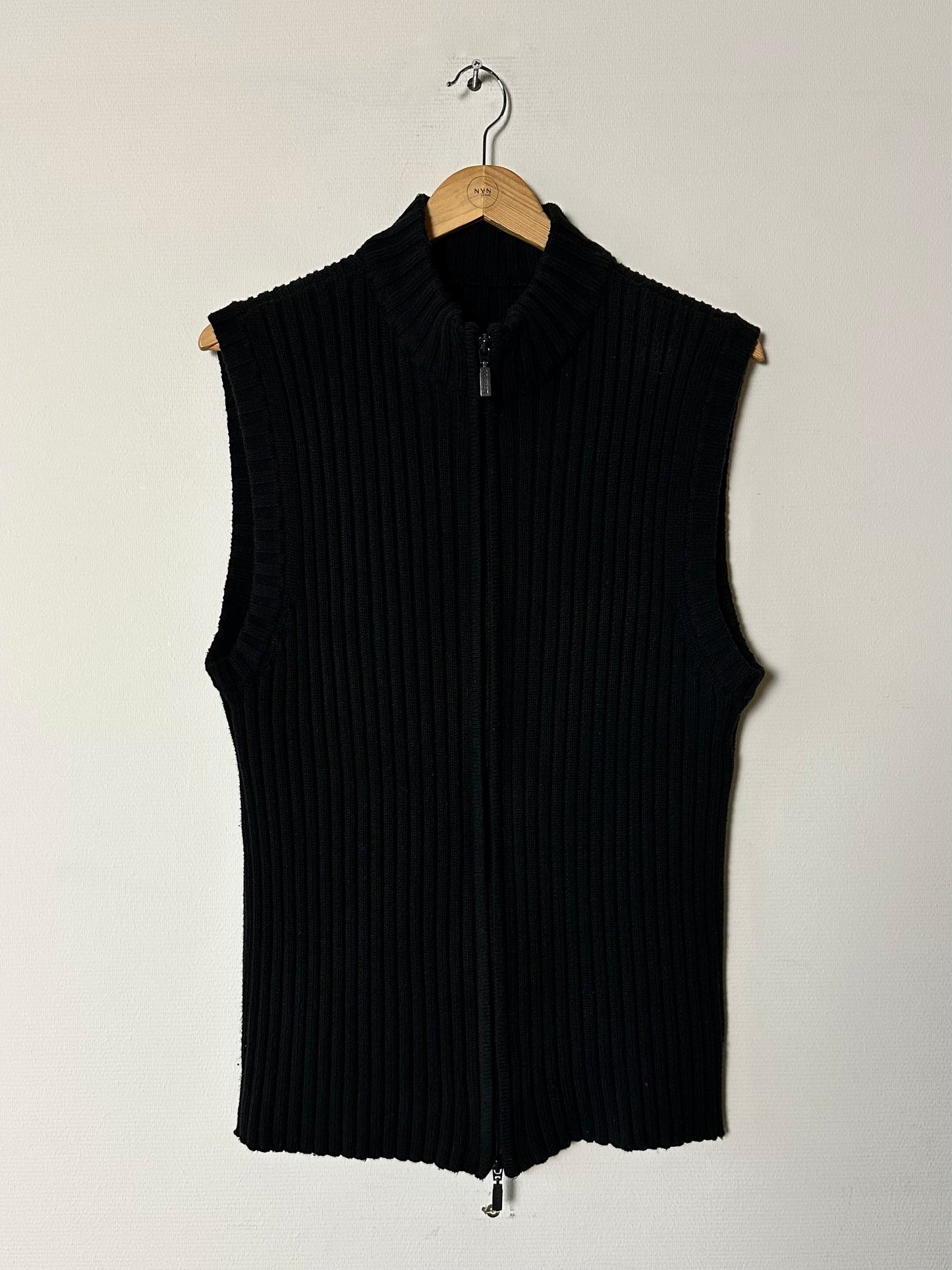 Sleeveless knitted sweater| Black