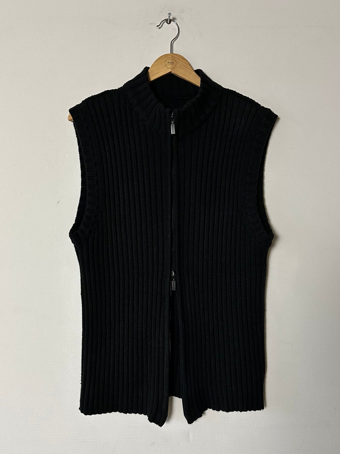 Sleeveless knitted sweater| Black