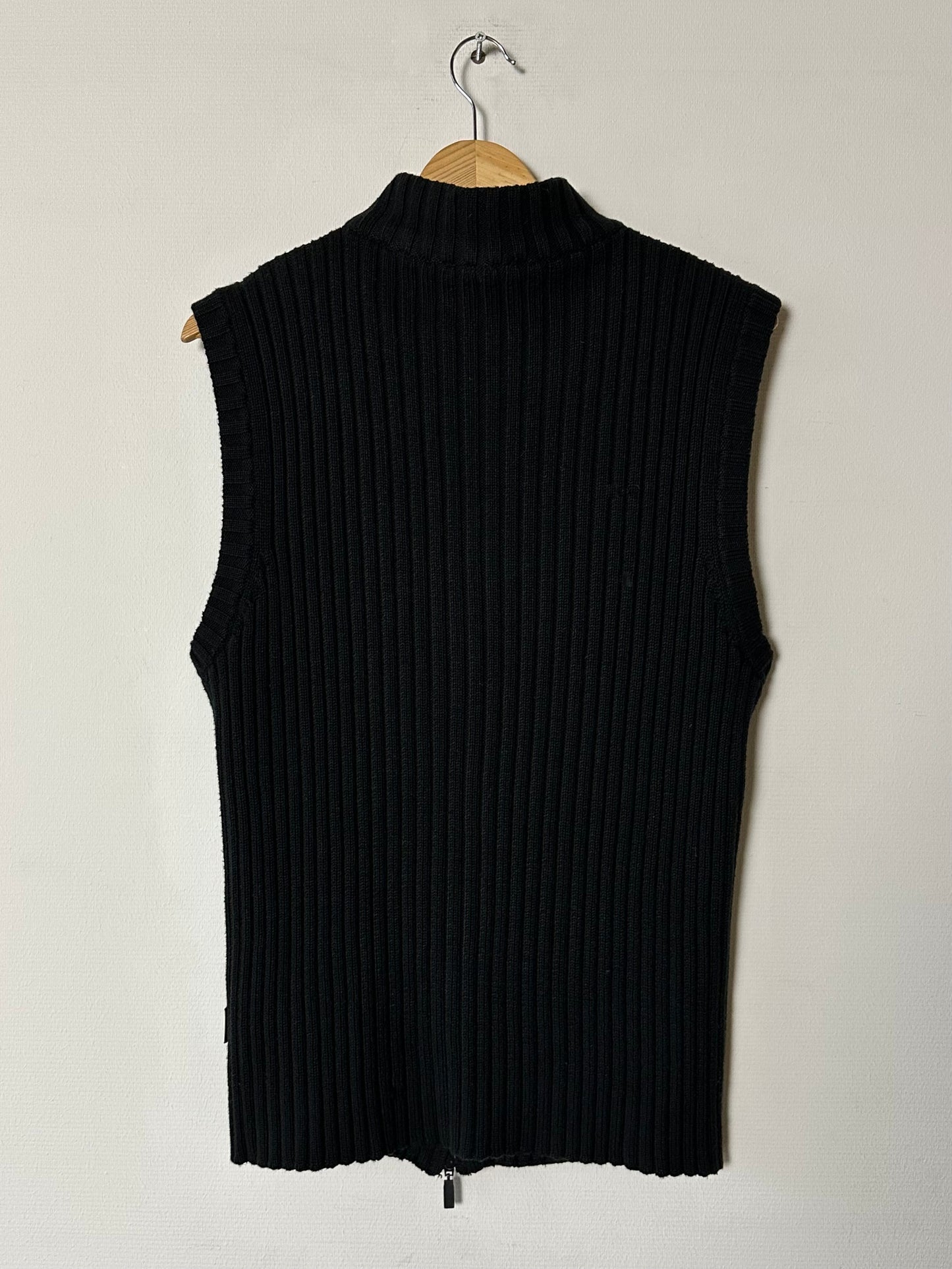 Sleeveless knitted sweater| Black