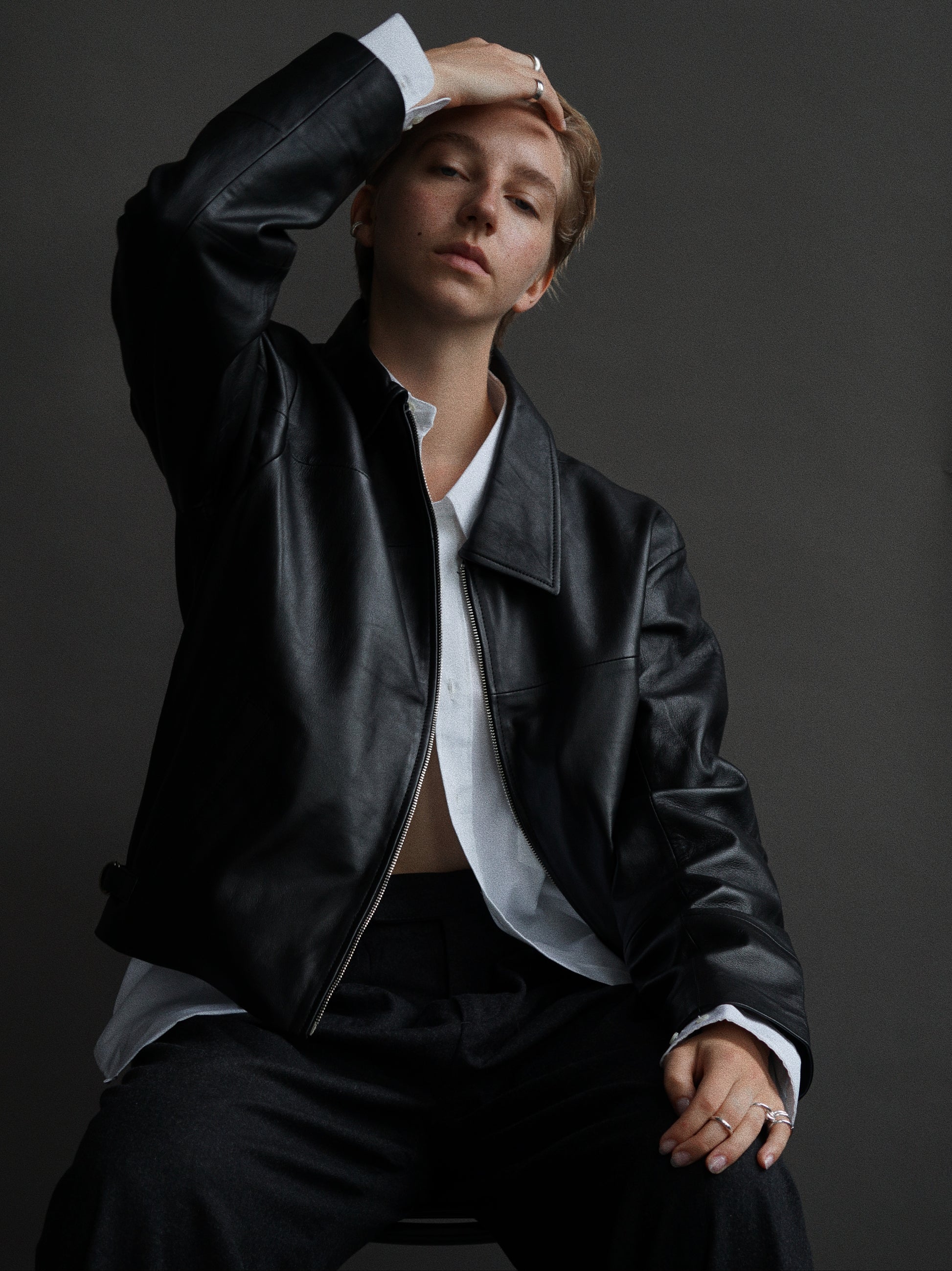 The Y2K inspired leather jacket. Oversized leather jacket made of conscious leather. Vintage oversized leren jas zwart echt leder. Oversized vintage leather jacket black. A relaxed fitted leather jacket street style, fashion week, model  jacket, runway leather jacket, Influencer leather jacket