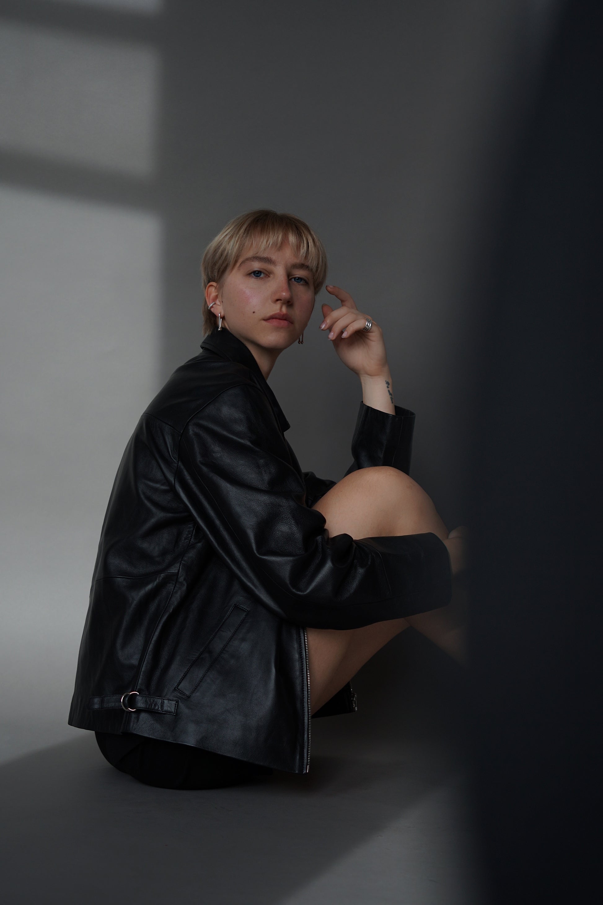 The Y2K inspired leather jacket. Oversized leather jacket made of conscious leather. Vintage oversized leren jas zwart echt leder. Oversized vintage leather jacket black. A relaxed fitted leather jacket street style, fashion week, model  jacket, runway leather jacket, Influencer leather jacket